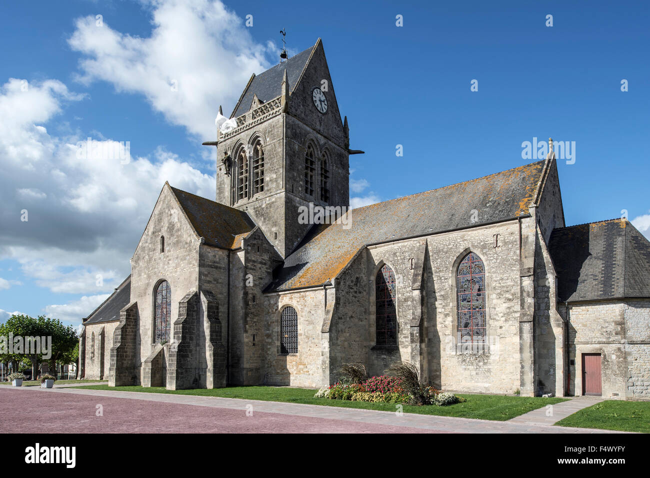 Sainte-Mère-Église church with Parachute Memorial in honour of paratrooper John Steele who fought during D-Day, Normandy, France Stock Photo