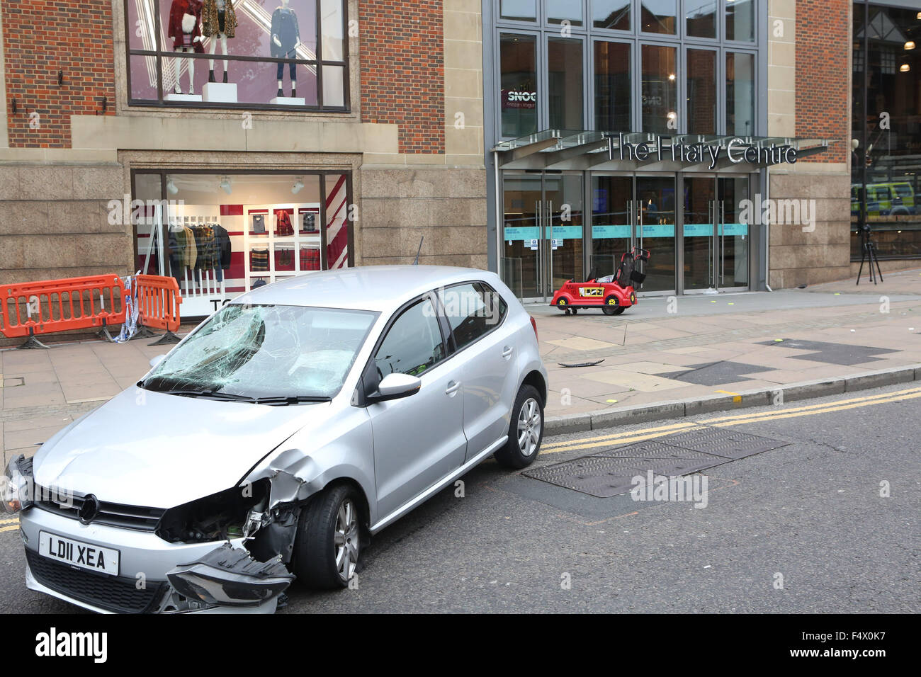 Guildford, Surrey, UK. 23rd October, 2015. Seven People Hit by a vehicle in Guildford town centre outside the Friary Centre GV showing the scene  of the vehicle and Police carrying out work to find out what has happened    Credit:  uknip/Alamy Live News Stock Photo