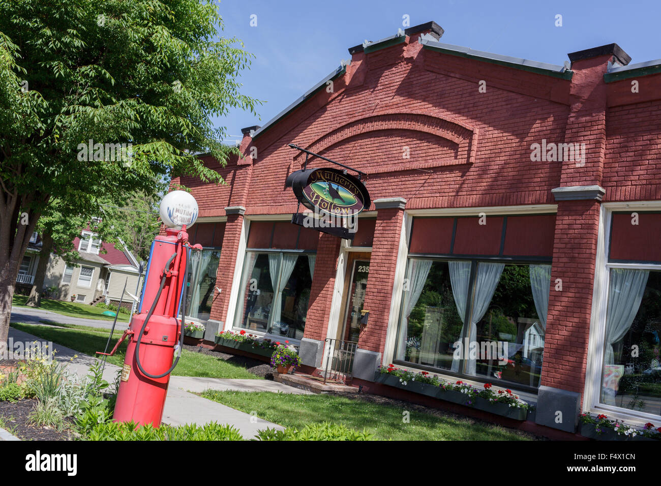 Quaint shop with vintage gas pump, Palmyra, Finger Lakes, New York State, USA Stock Photo