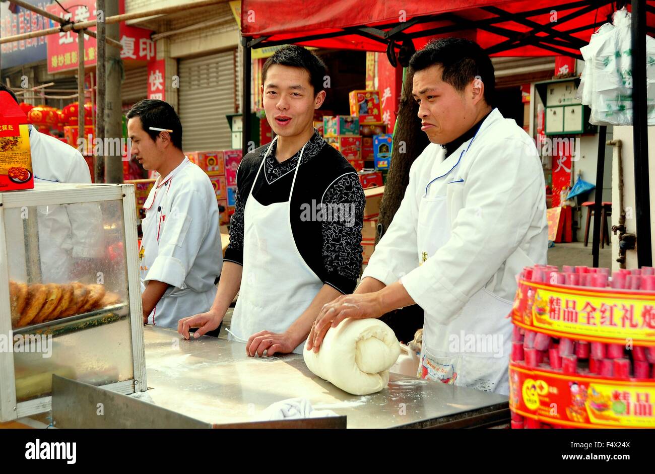 Jun Le, China: Chefs kneading dough and preparing the famous Jun Le Chinese Pizzas, a tasty local pastry Stock Photo