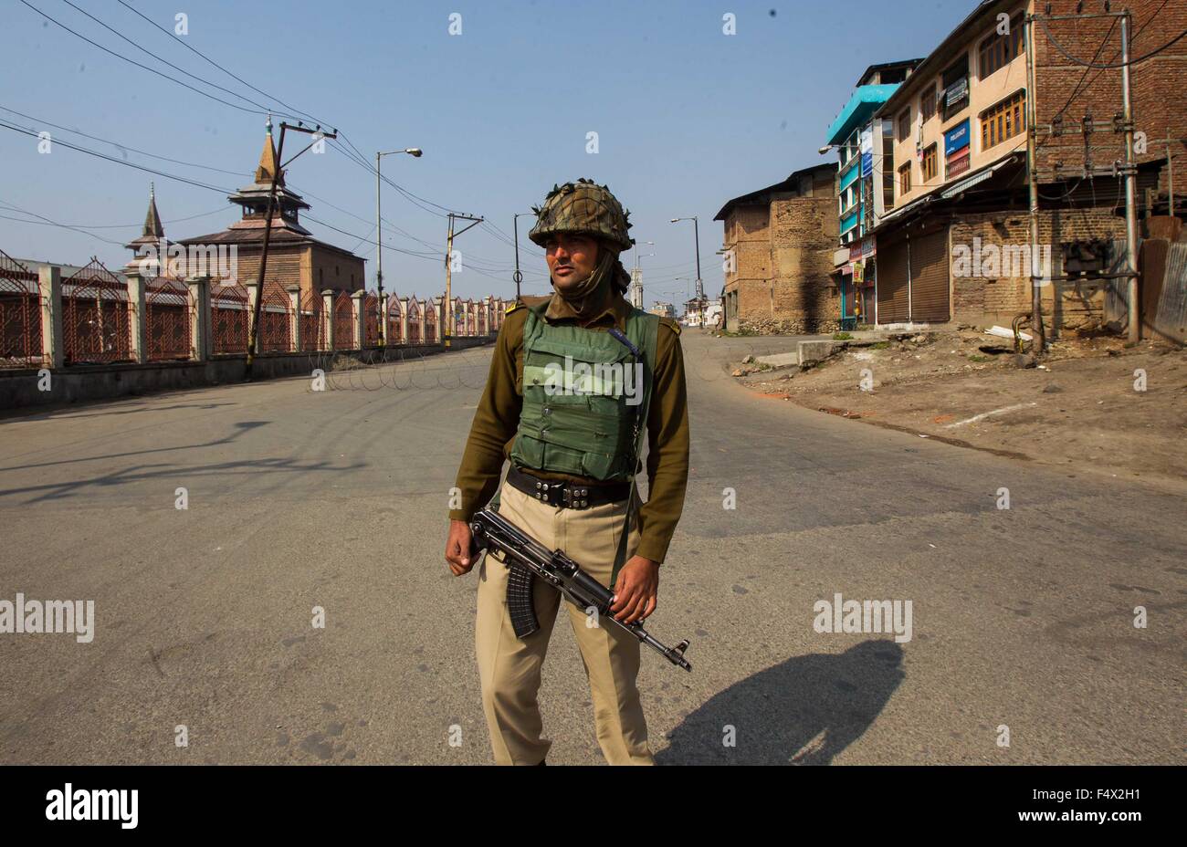 Srinagar, Indian-controlled Kashmir. 23rd Oct, 2015. An Indian paramilitary soldier stands guard outside a grand mosque during restrictions in old city of Srinagar, summer capital of Indian-controlled Kashmir, Oct. 23, 2015. The authorities on Friday imposed strict restrictions in several areas of restive Indian controlled Kashmir to disallow protest programme of separatist leaders and prevent clashes over killing of a trucker. Credit:  Javed Dar/Xinhua/Alamy Live News Stock Photo