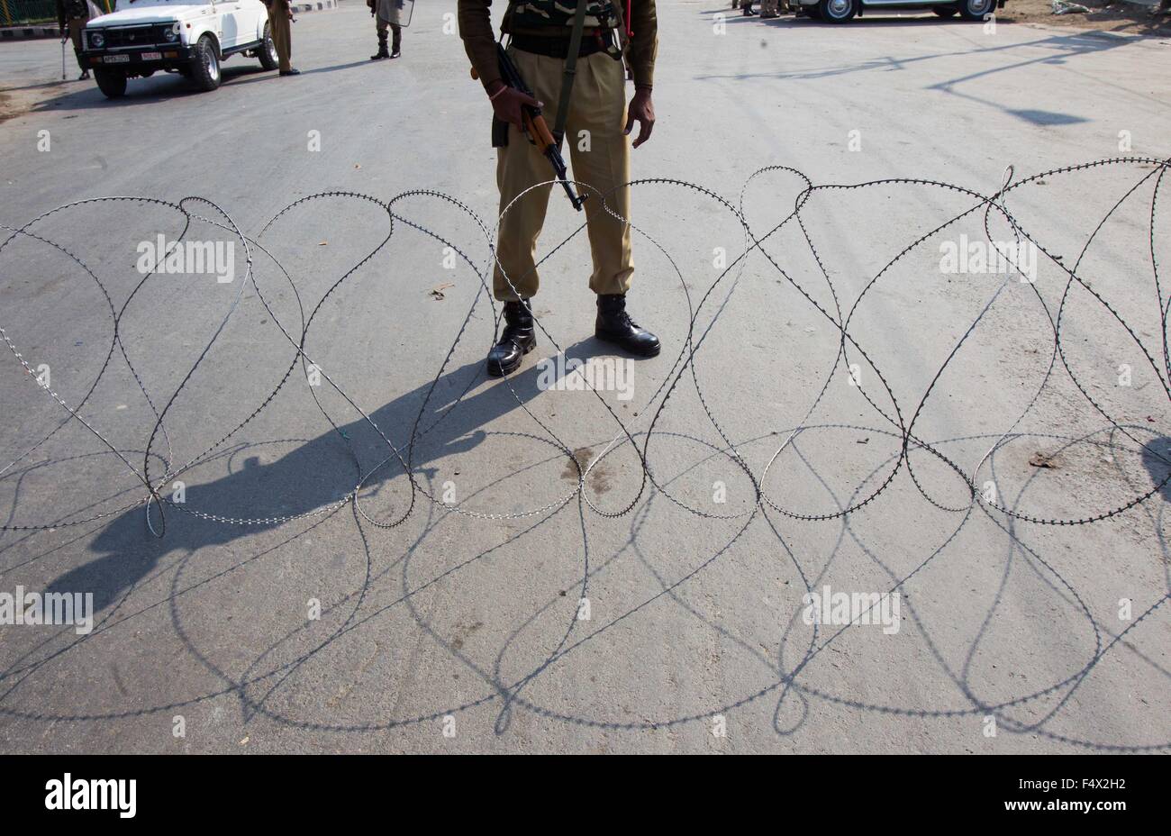 Srinagar, Indian-controlled Kashmir. 23rd Oct, 2015. An Indian paramilitary soldier stands guard near a barbed wire barricade during restrictions in old city of Srinagar, summer capital of Indian-controlled Kashmir, Oct. 23, 2015. The authorities on Friday imposed strict restrictions in several areas of restive Indian controlled Kashmir to disallow protest programme of separatist leaders and prevent clashes over killing of a trucker. Credit:  Javed Dar/Xinhua/Alamy Live News Stock Photo