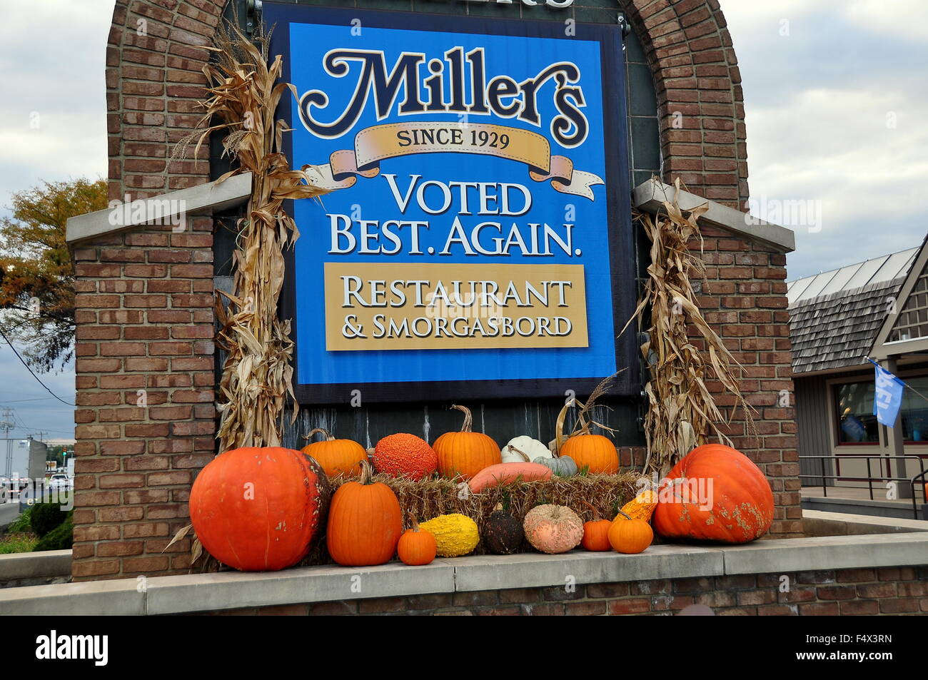 Ronks, Pennsylvania:  Autumnal display with pumpkins and gourds at Miller's Restaurant & Smorgasbord Stock Photo