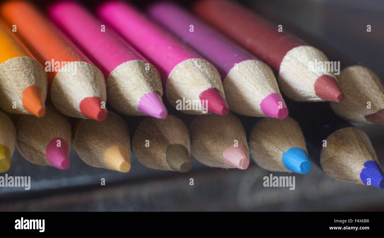 Московские цветные карандаши. Макияж цветными карандашами. Гигантский цветной карандаш. Раскрасить карандаши. Девять карандашей