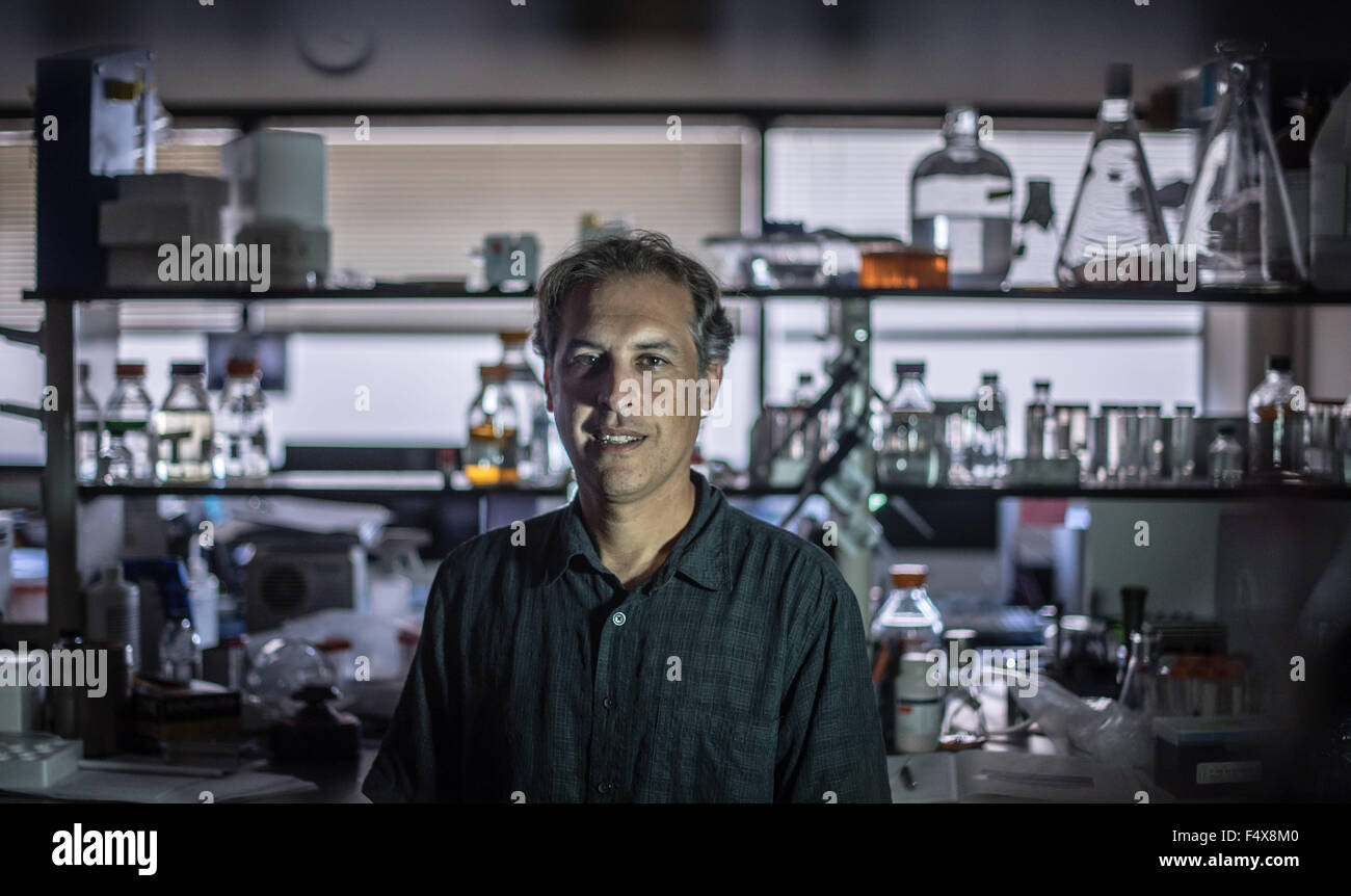 Albuquerque, New Mexico, USA. 22nd Oct, 2015. Roberto E. Rosales. Brcye Chackerian(cq) and others have devoid a vaccine shown to lower LDL cholesterol in animals. Here, he is pictured in his lab at UNM's north campus. Albuquerque, New Mexico © Roberto E. Rosales/Albuquerque Journal/ZUMA Wire/Alamy Live News Stock Photo