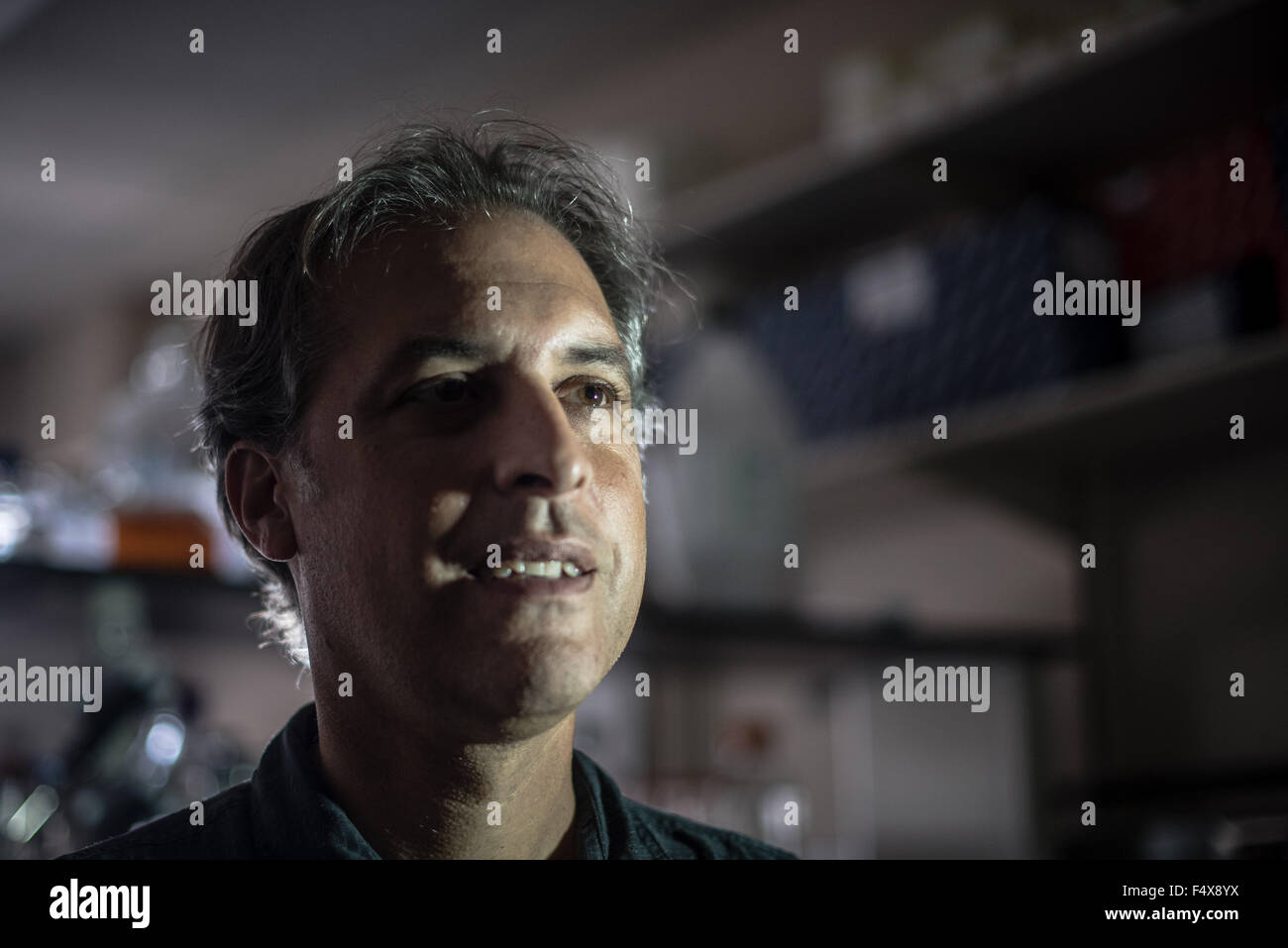 Albuquerque, New Mexico, USA. 22nd Oct, 2015. Roberto E. Rosales. Brcye Chackerian(cq) and others have devoid a vaccine shown to lower LDL cholesterol in animals. Here, he is pictured in his lab at UNM's north campus. Albuquerque, New Mexico © Roberto E. Rosales/Albuquerque Journal/ZUMA Wire/Alamy Live News Stock Photo