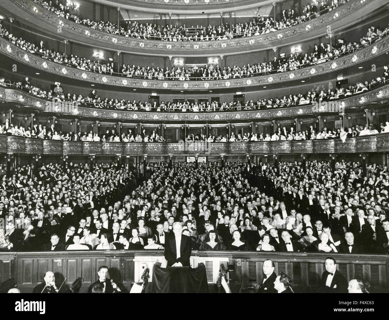 Metropolitan Opera New York Hi-res Stock Photography And Images - Alamy