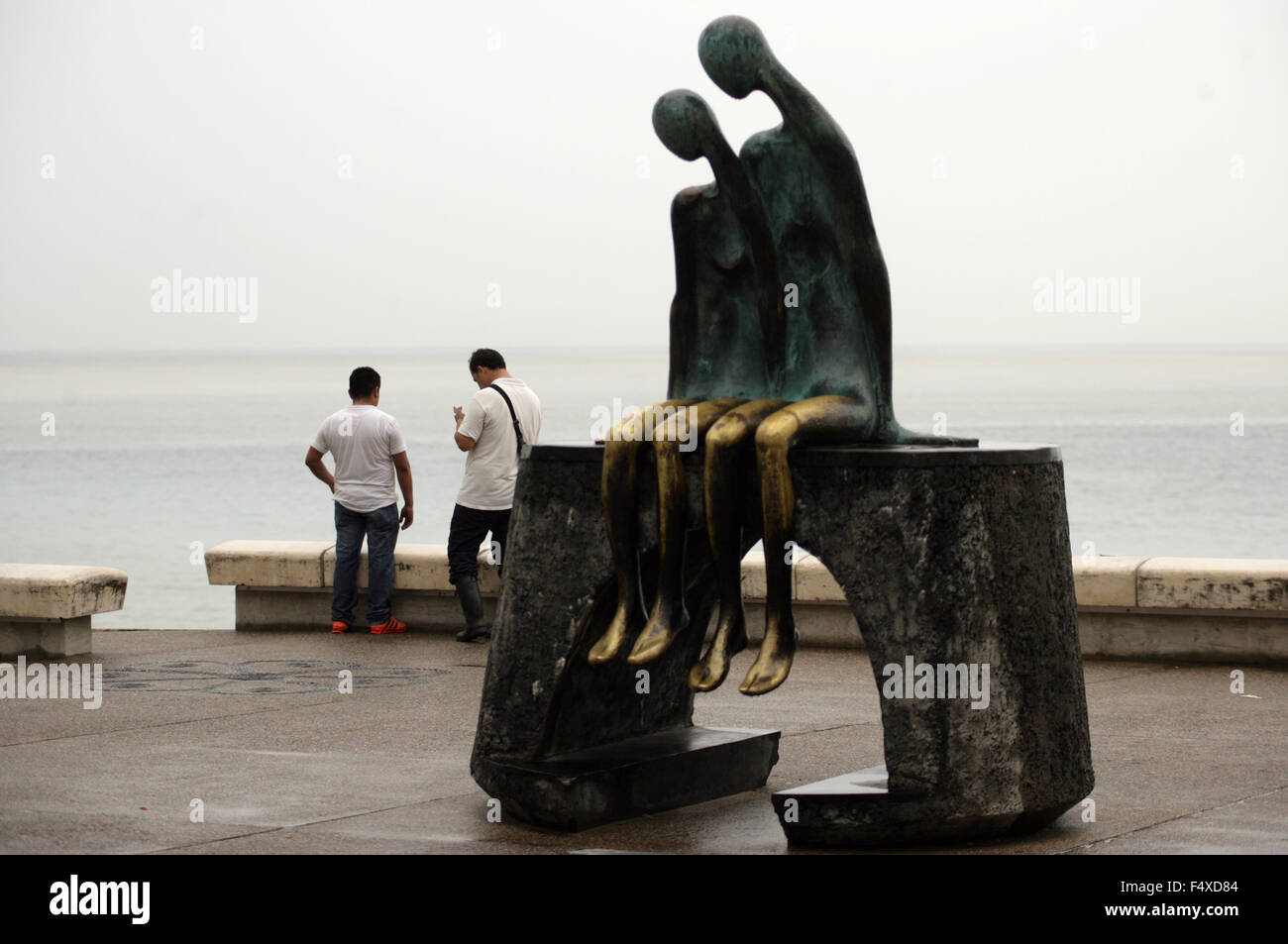 Puerto Vallarta, Mexico. 23rd Oct, 2015. People watch the sea, moments before the arrival of hurricane Patricia, in Puerto Vallarta, Jalisco state, Mexico, on Oct. 23, 2015. Hurricane Patricia made landfall on the Pacific coast of Mexico at around 5:40 p.m., local time, Friday, hitting the municipality of La Huerta in the state of Jalisco. Credit:  David Diaz/Xinhua/Alamy Live News Stock Photo