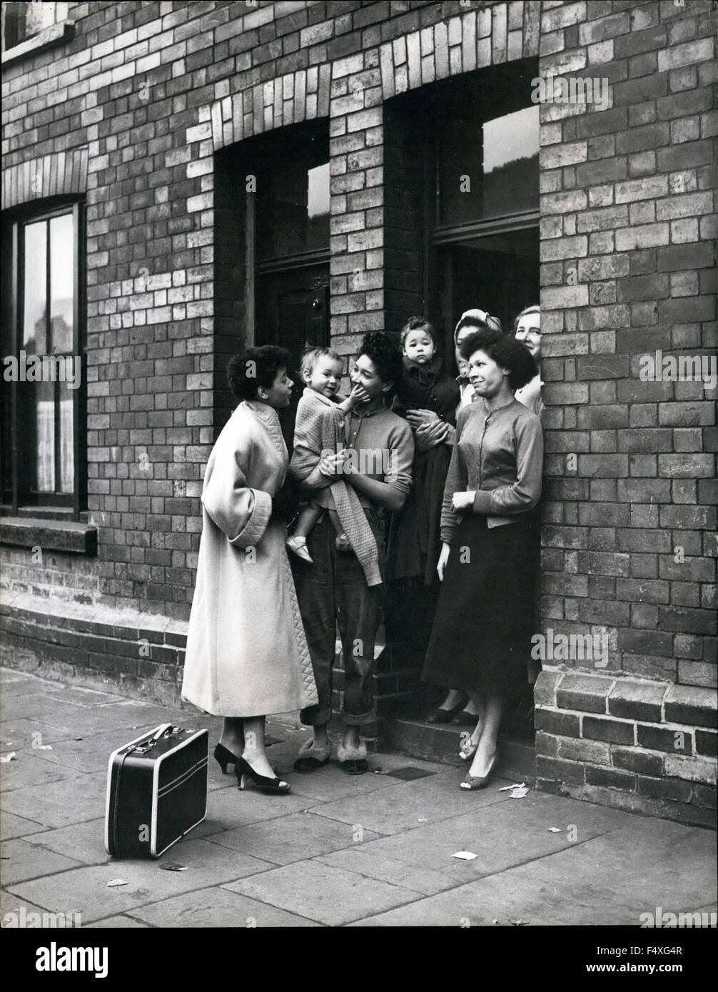 1968 Shirley Bassey Says Goodbye To Her Family At the doorway of