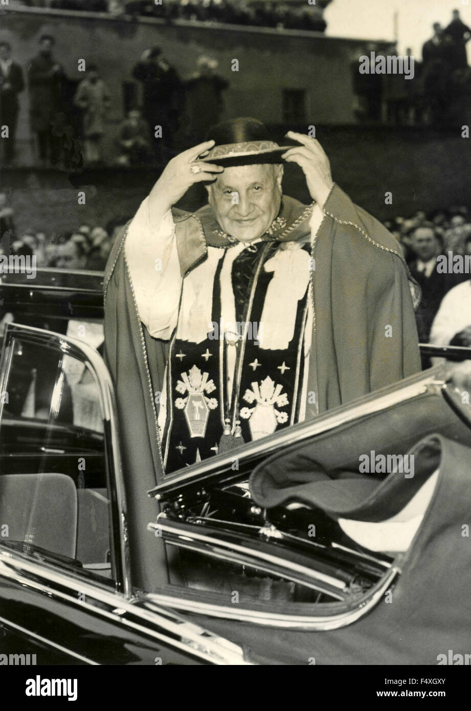 Pope John XXIII on his way to the chapel of the Sisters of the Precious Blood, Italy Stock Photo