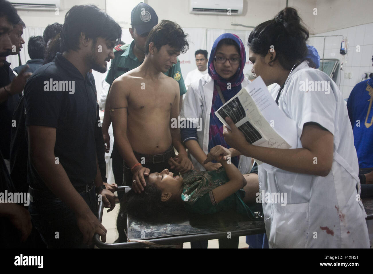 Dhaka, Bangladesh. 24th Oct, 2015. Doctors attend to a girl in Dhaka ...