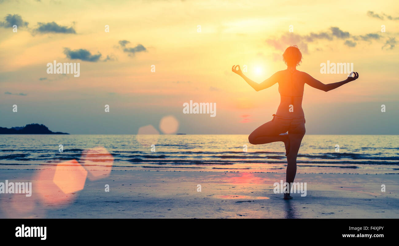 Silhouette of yoga woman on sea sunset Stock Photo - Alamy