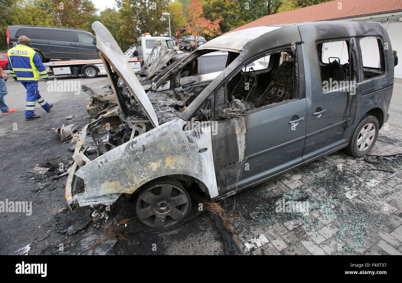 Stralsund, Germany. 24th Oct, 2015. Burnt-out cars can be seen in the parking lot of a shopping center in Stralsund, Germany, 24 October 2015. The cars were set on fire on the evening of 23 October 2015 during a demonstration against the federal government's refugee policy. The police are investigating for arson. Photo: BERND WUESTNECK/dpa/Alamy Live News Stock Photo