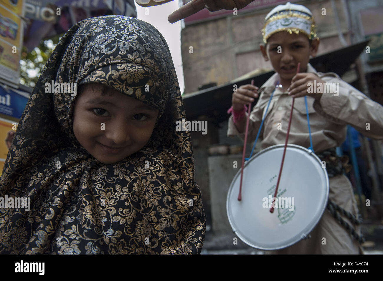 Kolkata, Indian state West Bengal. 24th Oct, 2015. An Indian Shiite Muslim girl smiles for the camera during a Muharram procession marking Ashura in Kolkata, capital of eastern Indian state West Bengal, Oct. 24, 2015. Shiites Muslims mark Ashura to commemorate the Battle of Karbala when Imam Hussein, a grandson of Prophet Muhammad, was killed. Credit:  Tumpa Mondal/Xinhua/Alamy Live News Stock Photo