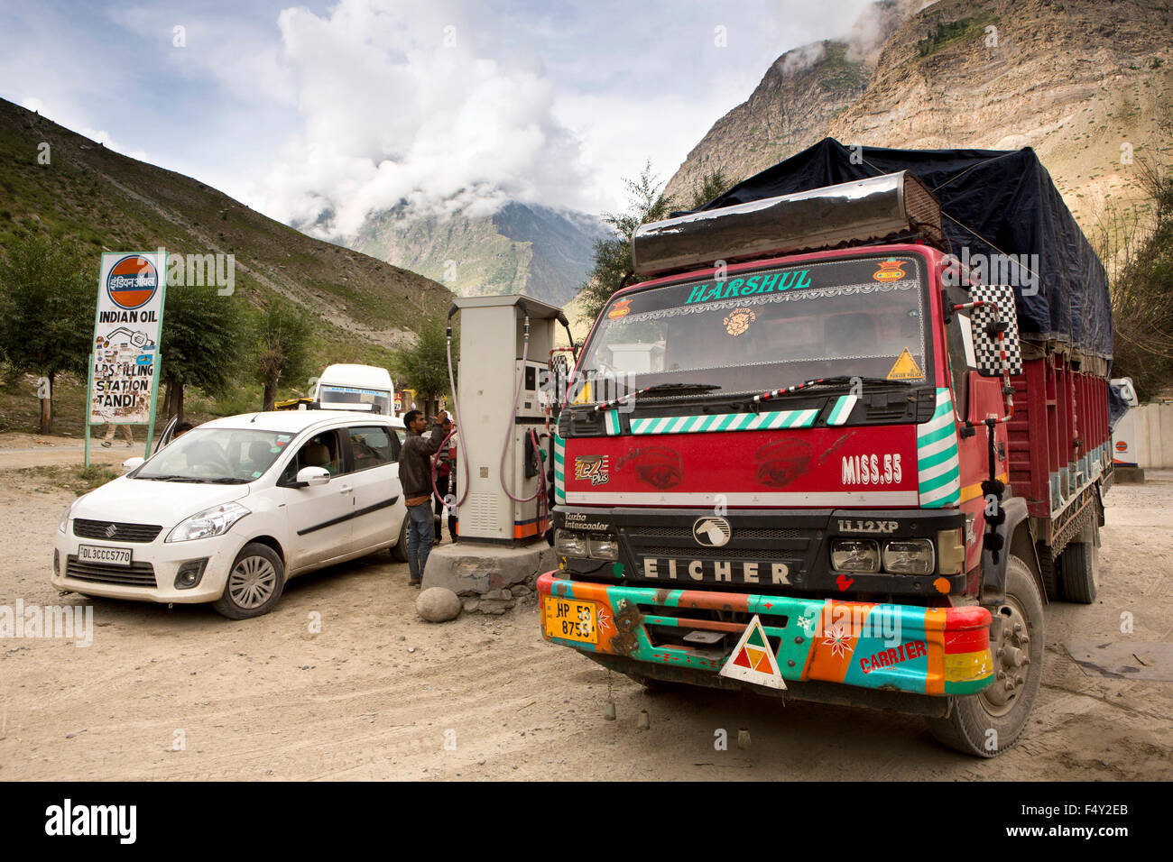India, Himachal Pradesh, Lahaul and Spiti, Tandi, trucks and cars at last Indian Oil filling station for 365km Stock Photo