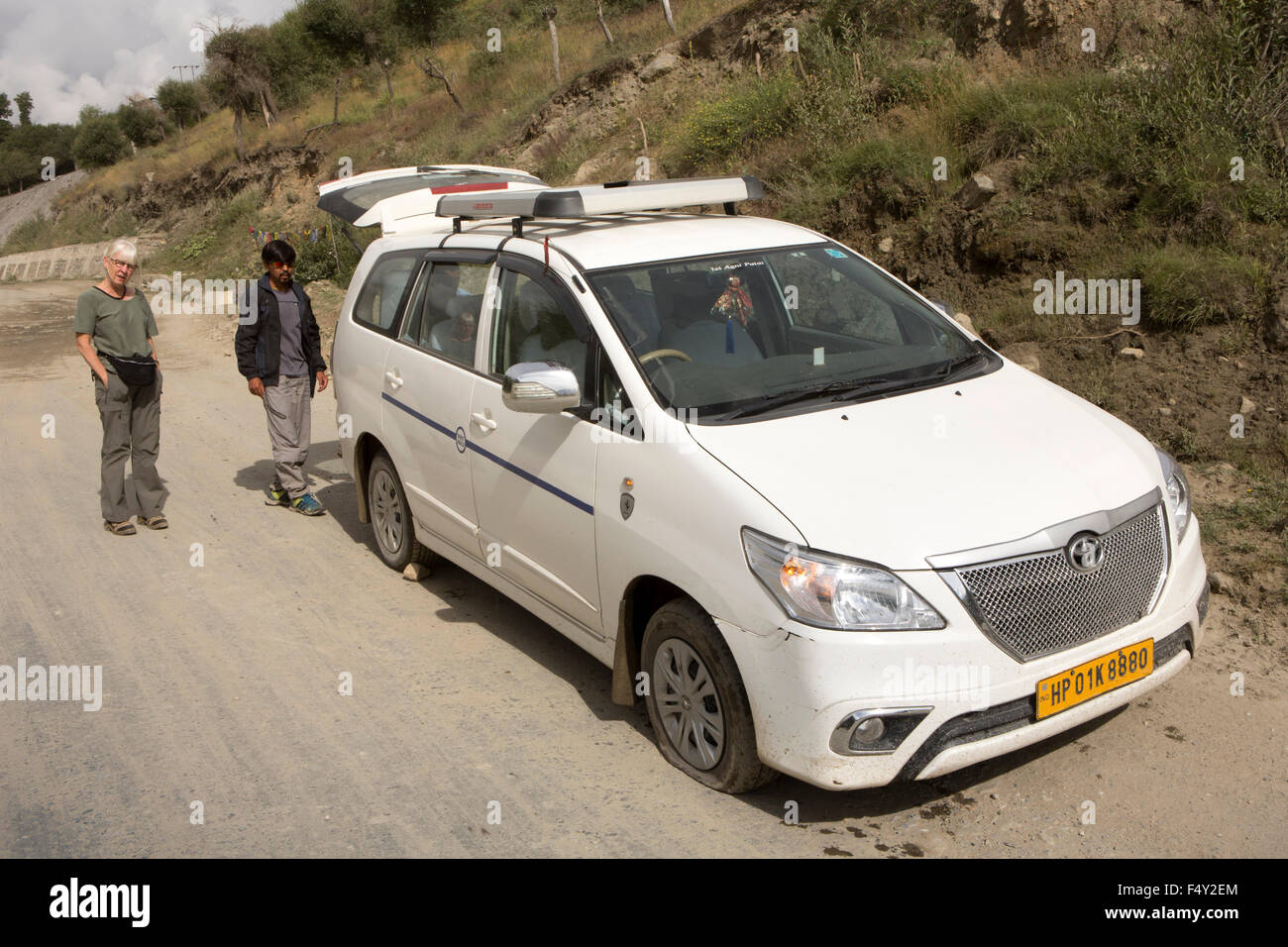 India, Himachal Pradesh, Lahaul and Spiti, Leh-Manali highway, Toyoto Avensis tourist taxi with puncture Stock Photo