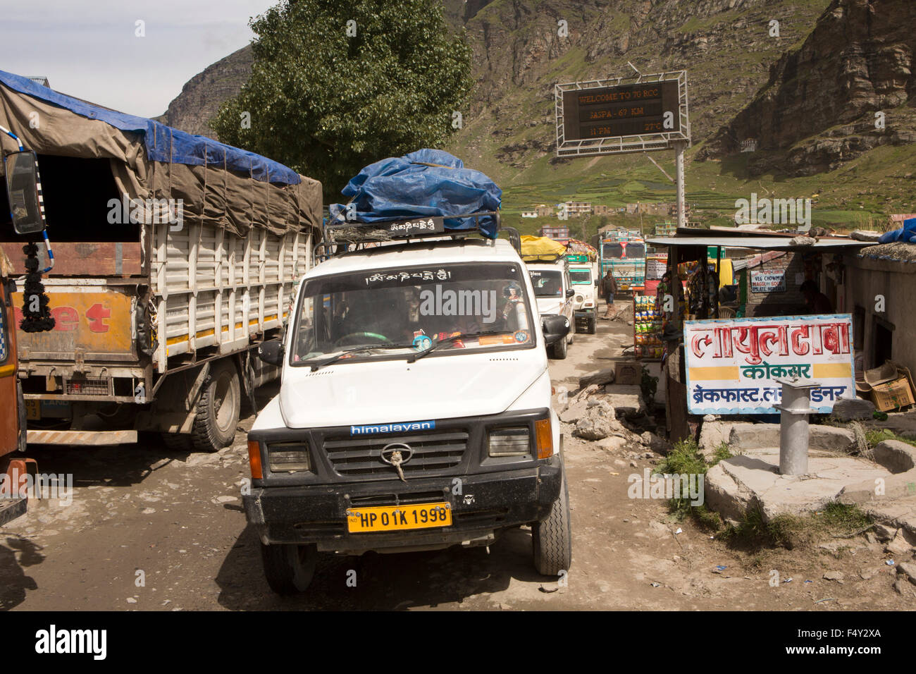 India, Himachal Pradesh, Lahaul Valley, Khoksar, traffic congestion at police check point before Rohtang Pass Stock Photo
