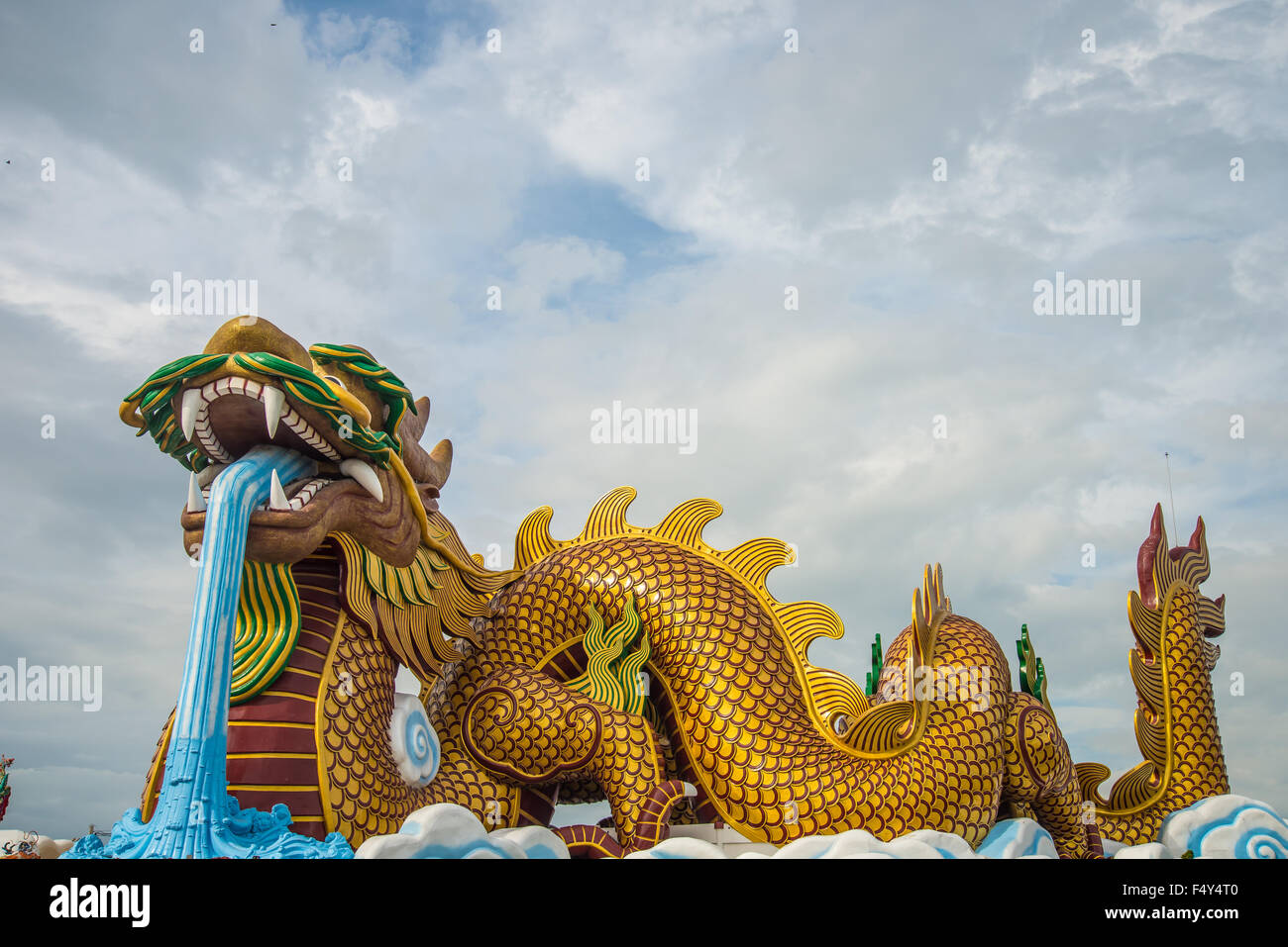 Large dragon statue in china hi-res stock photography and images - Alamy