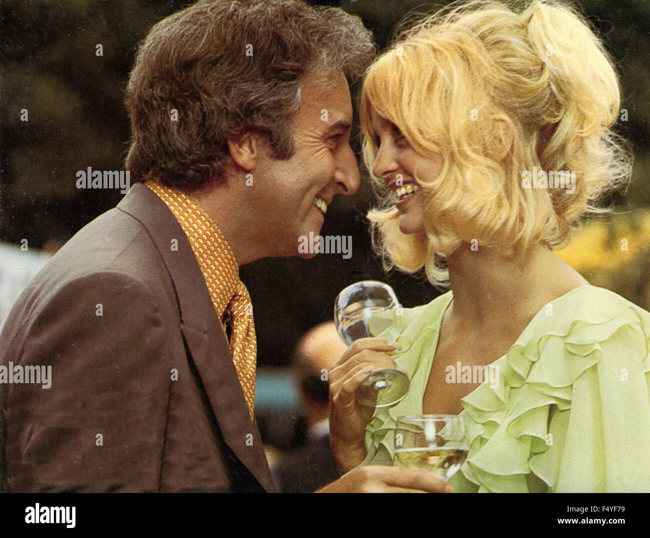 The actors Peter Sellers and Goldie Hawn in a scene from the movie "There's a Girl in the pot" Stock Photo