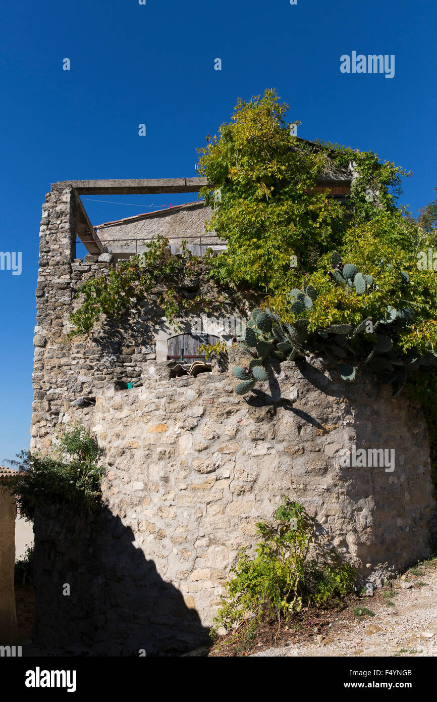 Typisch provenzalisches Steinhaus in Cucuron, Vaucluse, Provence-Alpes-Côte d’Azur, Frankreich Stock Photo