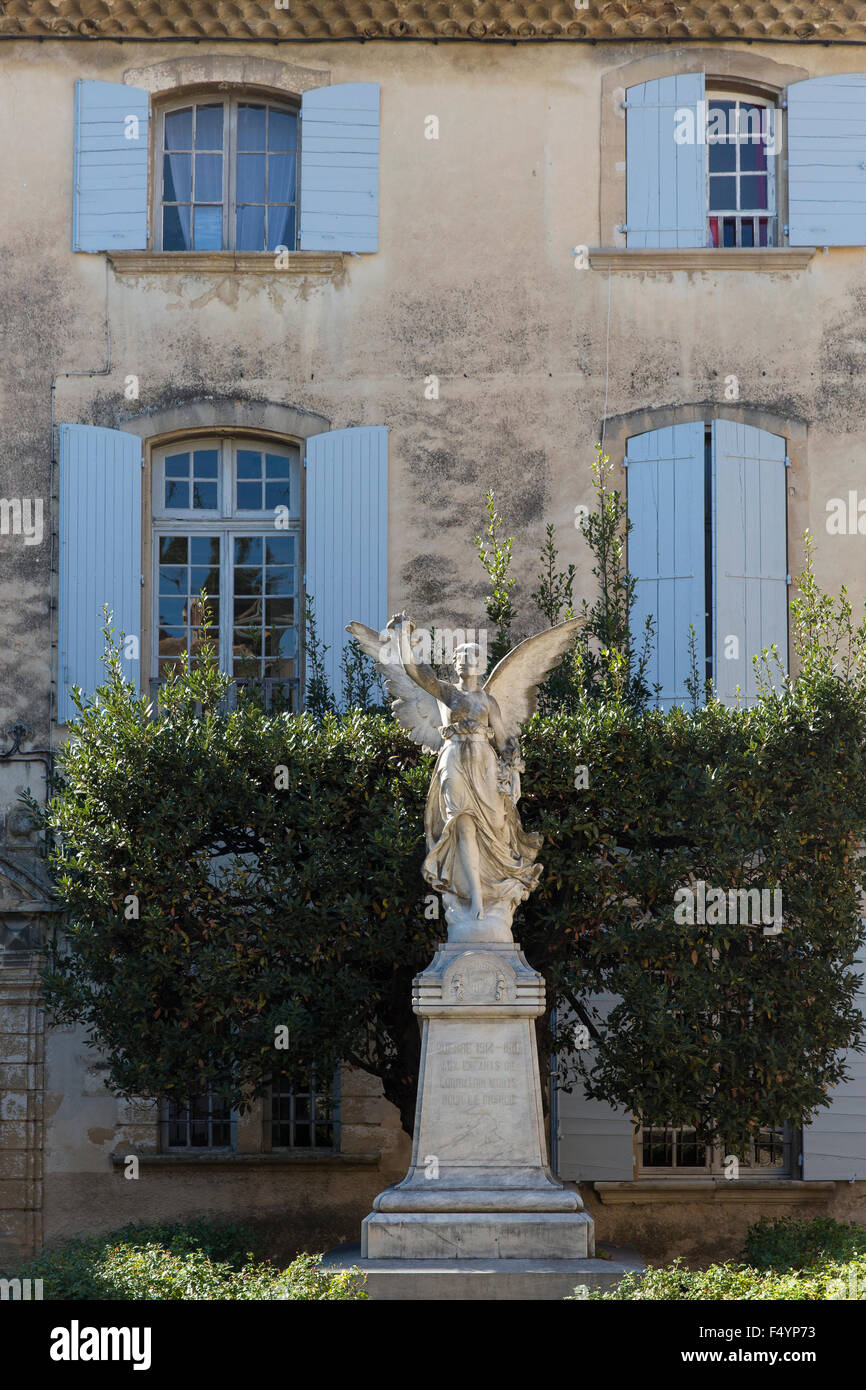 Statue vor einem Haus mit typisch südfranzösischer Fassade Stock Photo
