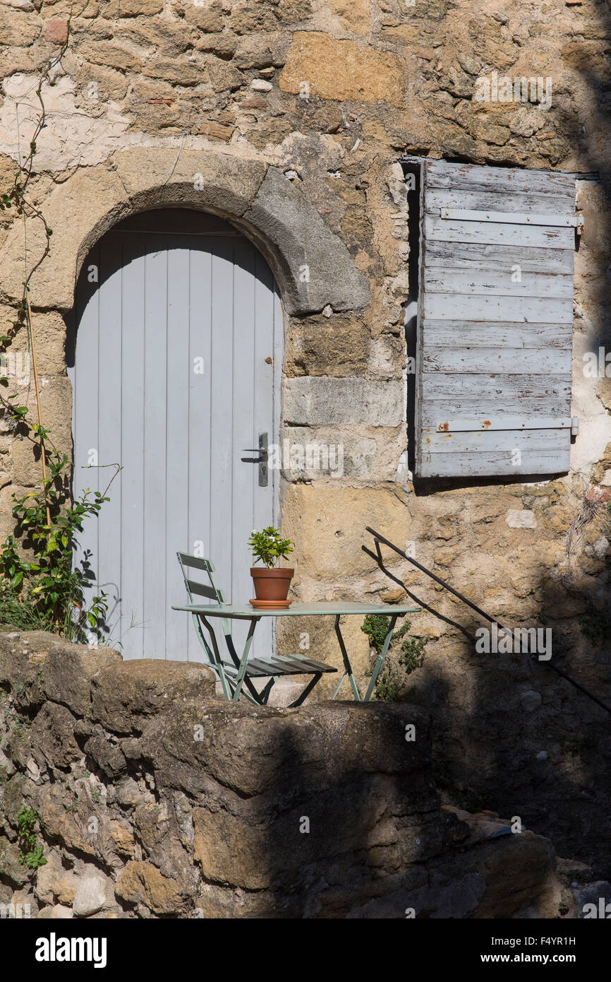 Gemütlicher Sitzplatz vor einem für die Provence typischem Steinhaus in Lourmarin, Vaucluse, Provence-Alpes-Côte d'Azur Stock Photo
