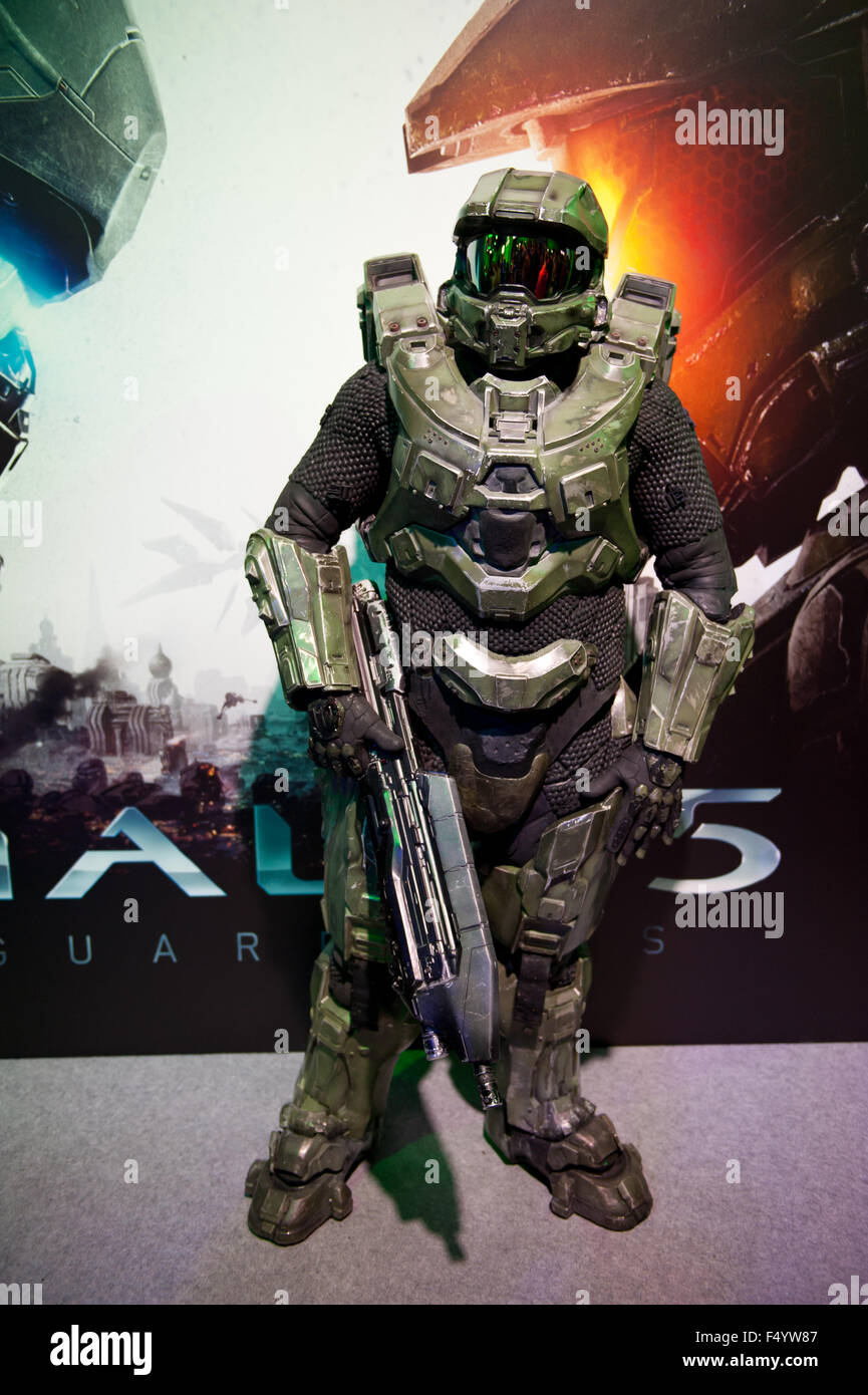 Warsaw, Poland. 24th Oct, 2015. Trade fair show Hallo 5 Master Chief living figure dressed up, stand at games expo at Warsaw Games Week, Targi Gier Wideo, Hala Expo XXI, Warsaw, Poland, October 24, 2015, vertical orientation, rights managed, editorial use only. Credit:  Arletta Cwalina/Alamy Live News Stock Photo