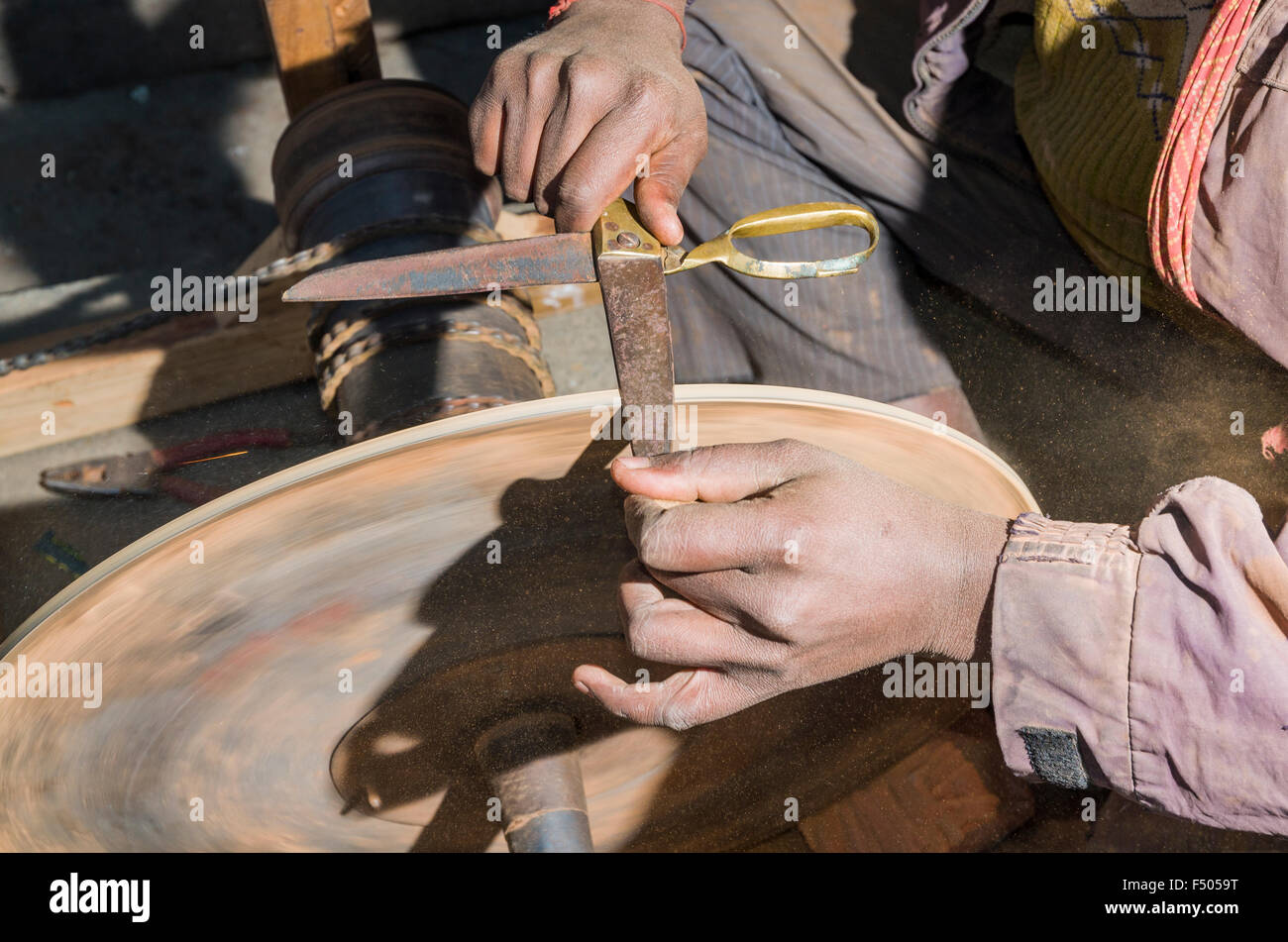 Knife grinder at work Stock Photo Alamy