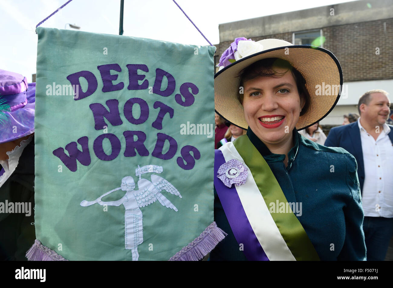 Suffragettes march through Old Town Swindon to Radnor Street Cemetery October 2015 including the great nieces of Edith New Stock Photo