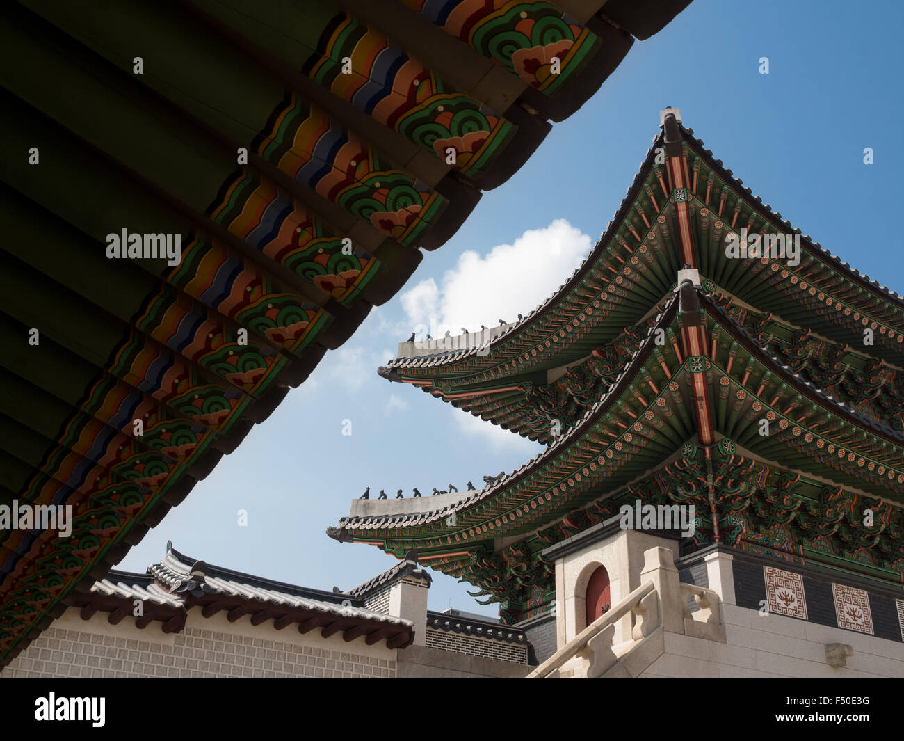 Colorful green roofs at the Gyeongbokgung Palace (경복궁) in Seoul, South Korea Stock Photo