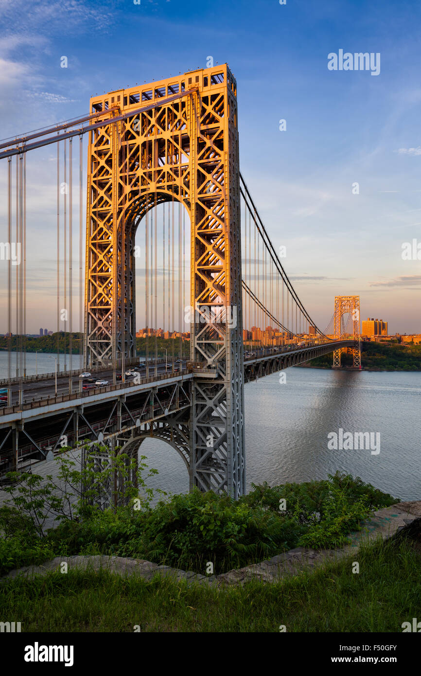 Sunset view of George Washington Bridge crossing the Hudson River connecting Fort Lee, New Jersey and Upper Manhattan, New York. Stock Photo