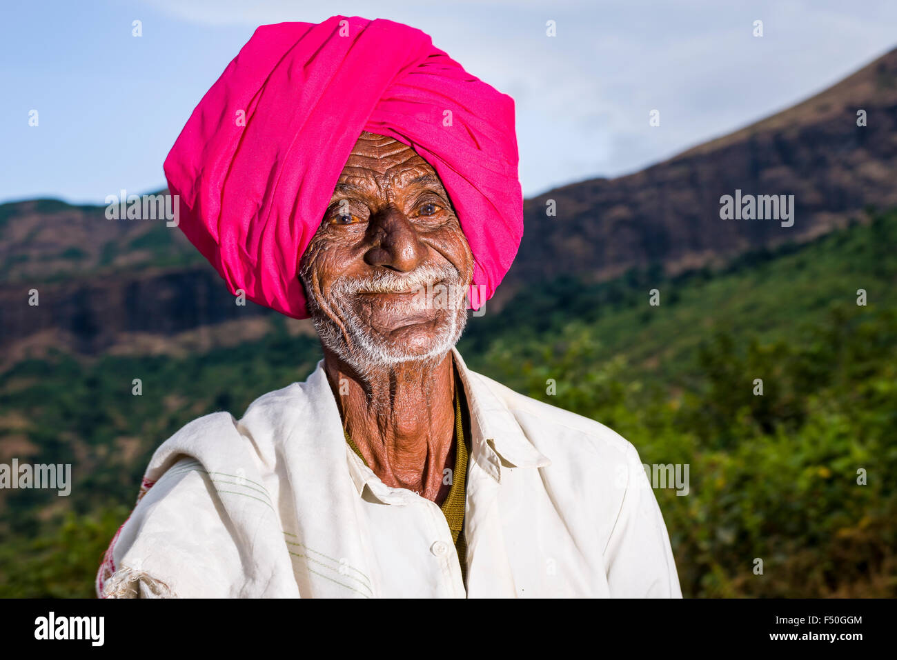 A portrait of an smiling old man wearing a pink turban Stock Photo - Alamy