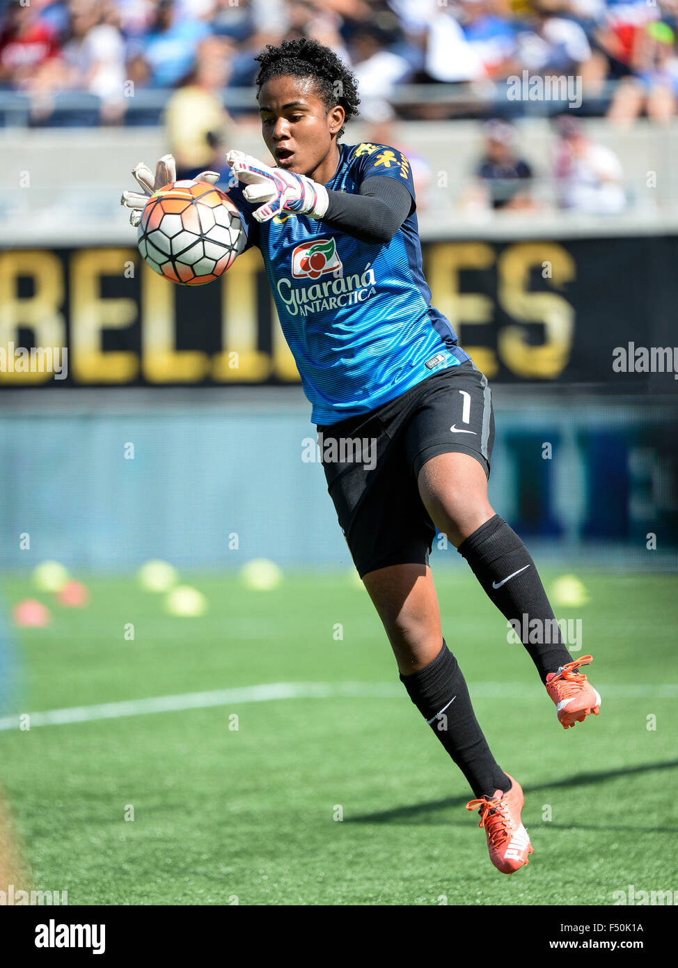 Orlando, FL, USA. 25th Oct, 2015. Brazil goalkeeper Luciana (1) warms
