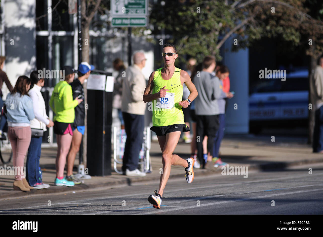 Brian Shelton (USA) isolated during the first half of the 2015 Chicago Marathon. Shelton finished with a time of 2:37:38. Chicago, Illinois, USA. Stock Photo