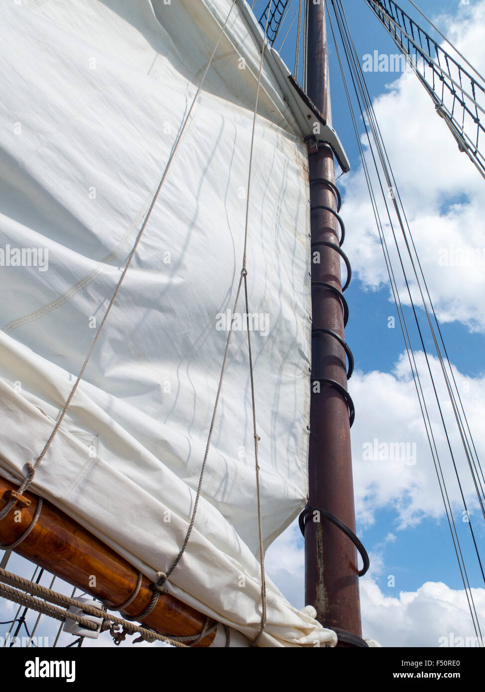 Mainsail hoist hires stock photography and images Alamy