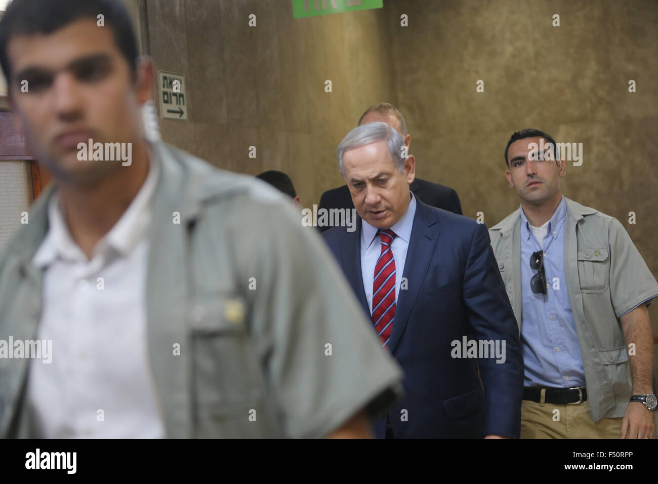 Jerusalem, Israel. 25th Oct, 2015. Israeli Prime Minister Benjamin Netanyahu (C) arrives for the weekly cabinet meeting at his office in Jerusalem, on Oct. 25, 2015. Israeli Prime Minister Benjamin Netanyahu vowed Saturday night that his government will not change the status quo in East Jerusalem's flashpoint al-Aqsa mosque compound. The announcement came after U.S. Secretary of State John Kerry said that Israel and Jordan have agreed on steps aimed at reducing tensions at the holy site, which have triggered a deadly Israeli-Palestinian wave of violence. Credit:  Xinhua/Alamy Live News Stock Photo