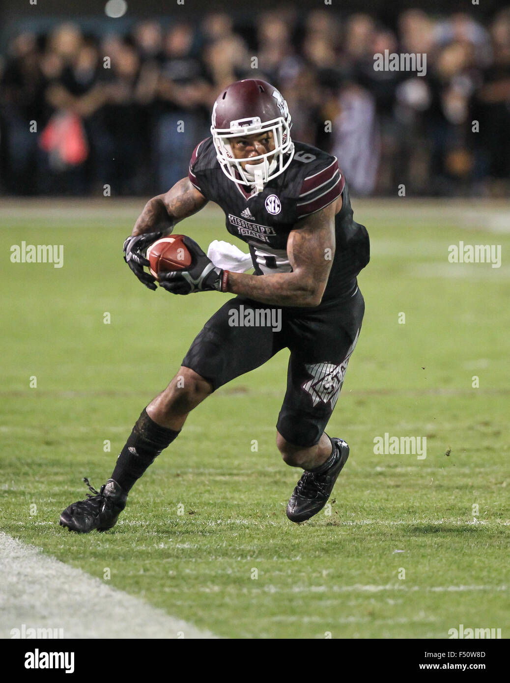 Starkville, MS, USA. 24th Oct, 2015. Mississippi State Bulldogs wide receiver Donald Gray (6) runs down the sidelines during the NCAA Football game between the Mississippi State Bulldogs and the Kentucky Wildcats at Davis Wade Stadium in Starkville, MS. Chuck Lick/CSM/Alamy Live News Stock Photo