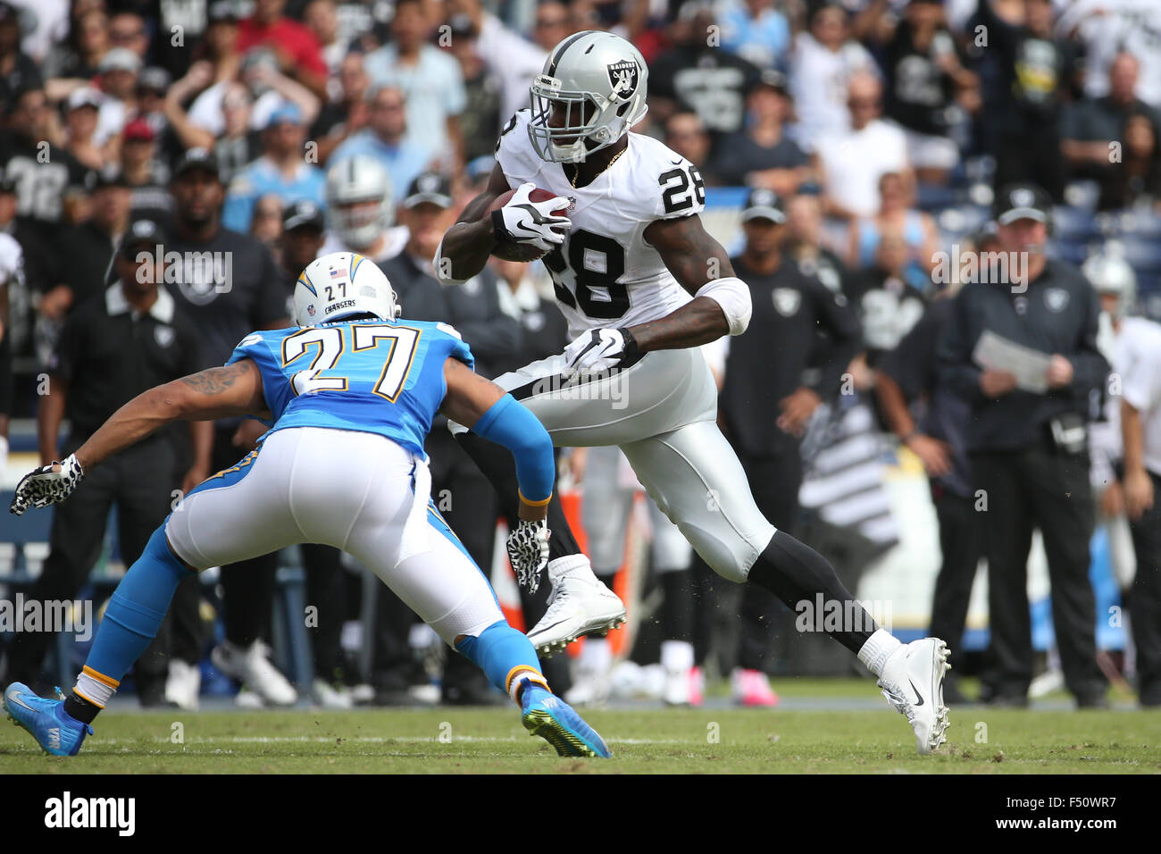 San Diego, CA, USA. 25th Oct, 2015. October 25, 2015: Oakland Raiders running back Latavius Murray (28) finds some running room as San Diego Chargers strong safety Jimmy Wilson (27) pursues in the game between the Oakland Raiders and San Diego Chargers, Qualcomm Stadium, San Diego, CA. Photographer: Peter Joneleit/ ZUMA Wire Service Credit:  Peter Joneleit/ZUMA Wire/Alamy Live News Stock Photo