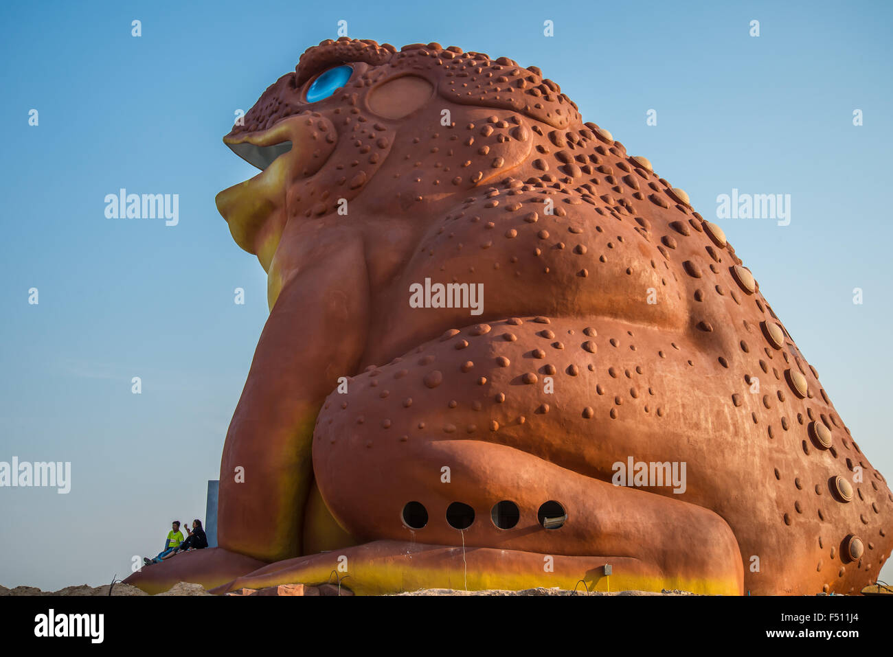 Toad sculpture hi-res stock photography and images - Alamy