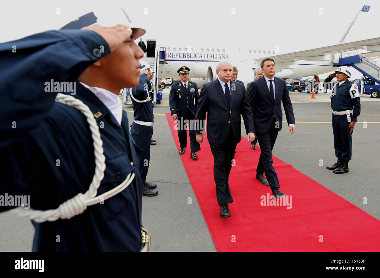 Lima, Peru. 25th Oct, 2015. Peruvian President of the Ministers Council Pedro Cateriano Bellido (3rd R) walks next to the Prime Minister of Italy Matteo Renzi (2nd R) in Lima, capital of Peru, on Oct. 25, 2015. Credit:  Juan Carlos Guzman Negrini/ANDINA/Xinhua/Alamy Live News Stock Photo