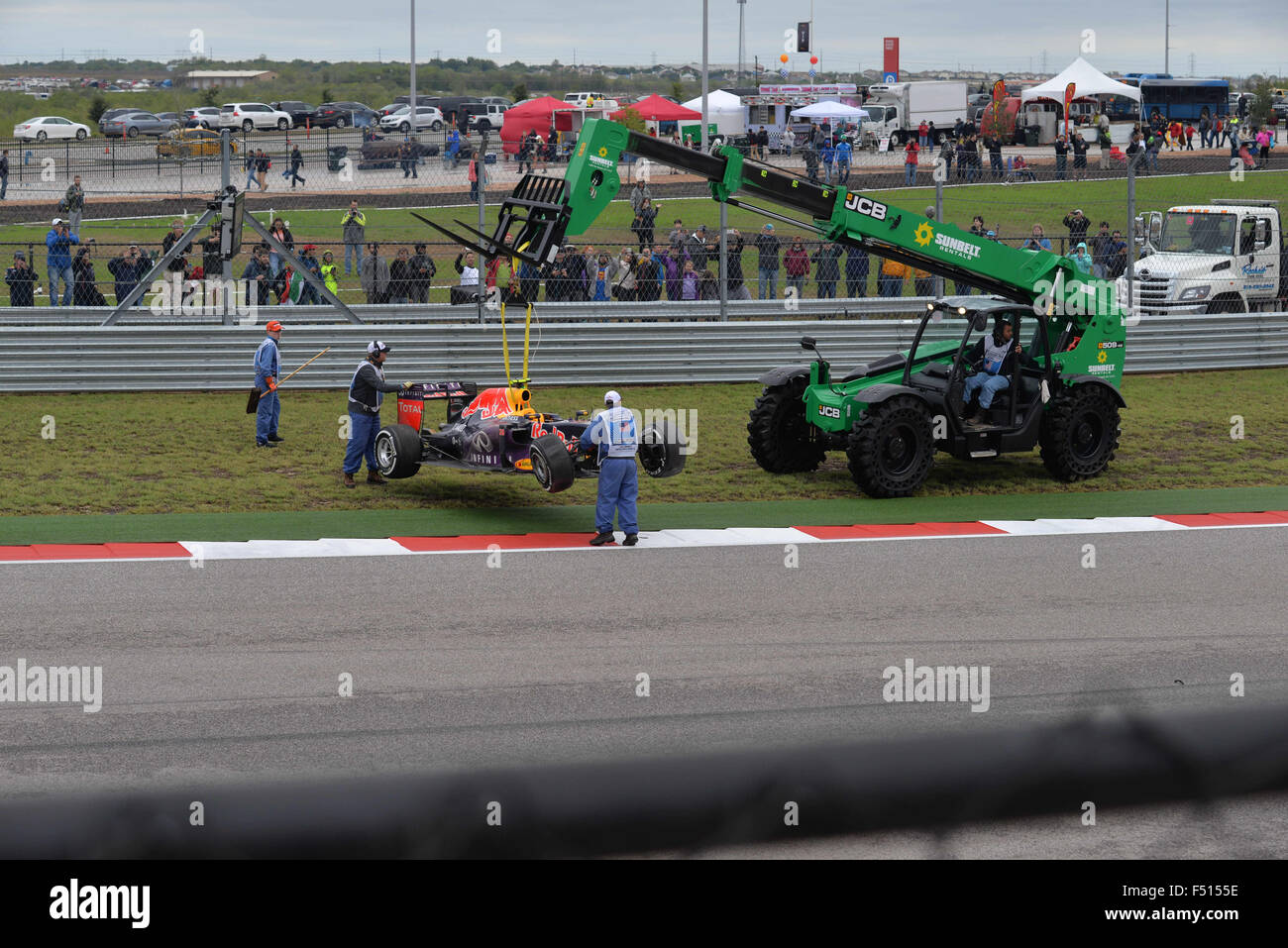 Austin, Texas, US. 25th Oct, 2015. Daniil Kvyat #26 Infinity Red Bull Racing slid off the track into a wall at turn 19 during the final race of the day. His vehicle being lifted off the track and returned to the pit for repair. Credit:  Hoss Mcbain/ZUMA Wire/Alamy Live News Stock Photo