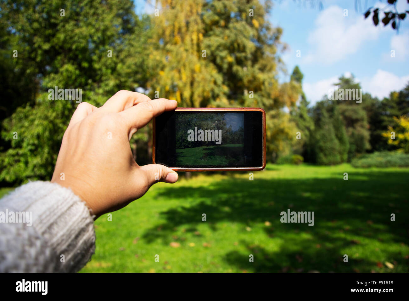 Using Mobile Photo Taking a photo with mobile hi-res stock photography and images - Alamy