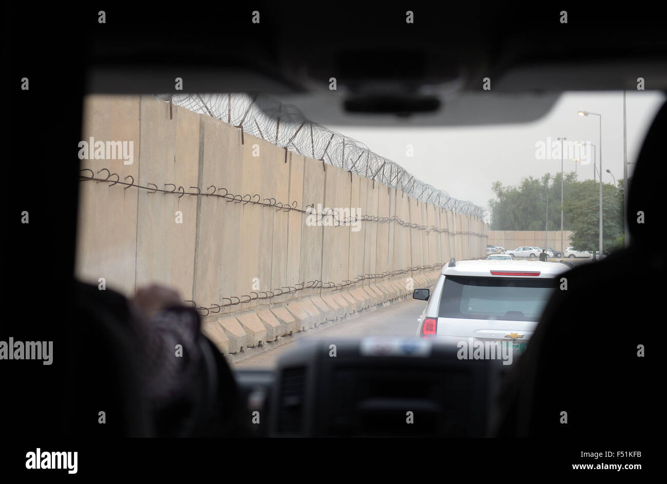 Baghdad, Iraq. 26th Oct, 2015. Vehicles drive past long concrete walls in the so-called "Green Zone" in Baghdad, Iraq, 26 October 2015. German Defence Minister Ursula von der Leyen (CDU) is on a 3-day visit to Iraq. PHOTO: RAINER JENSEN/DPA/Alamy Live News Stock Photo