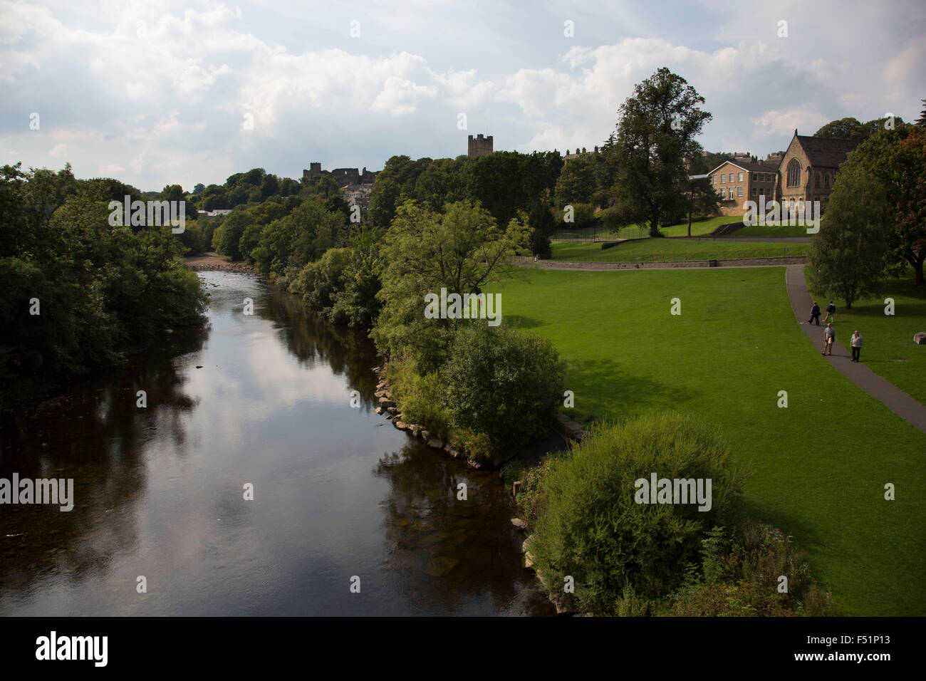 Park looking north along the River Swale towards Richmond Castle. Richmond is a market town and the centre of the district of Richmondshire. Historically in the North Riding of Yorkshire, it is situated on the edge of the Yorkshire Dales National Park. North Yorkshire, England, UK. Stock Photo