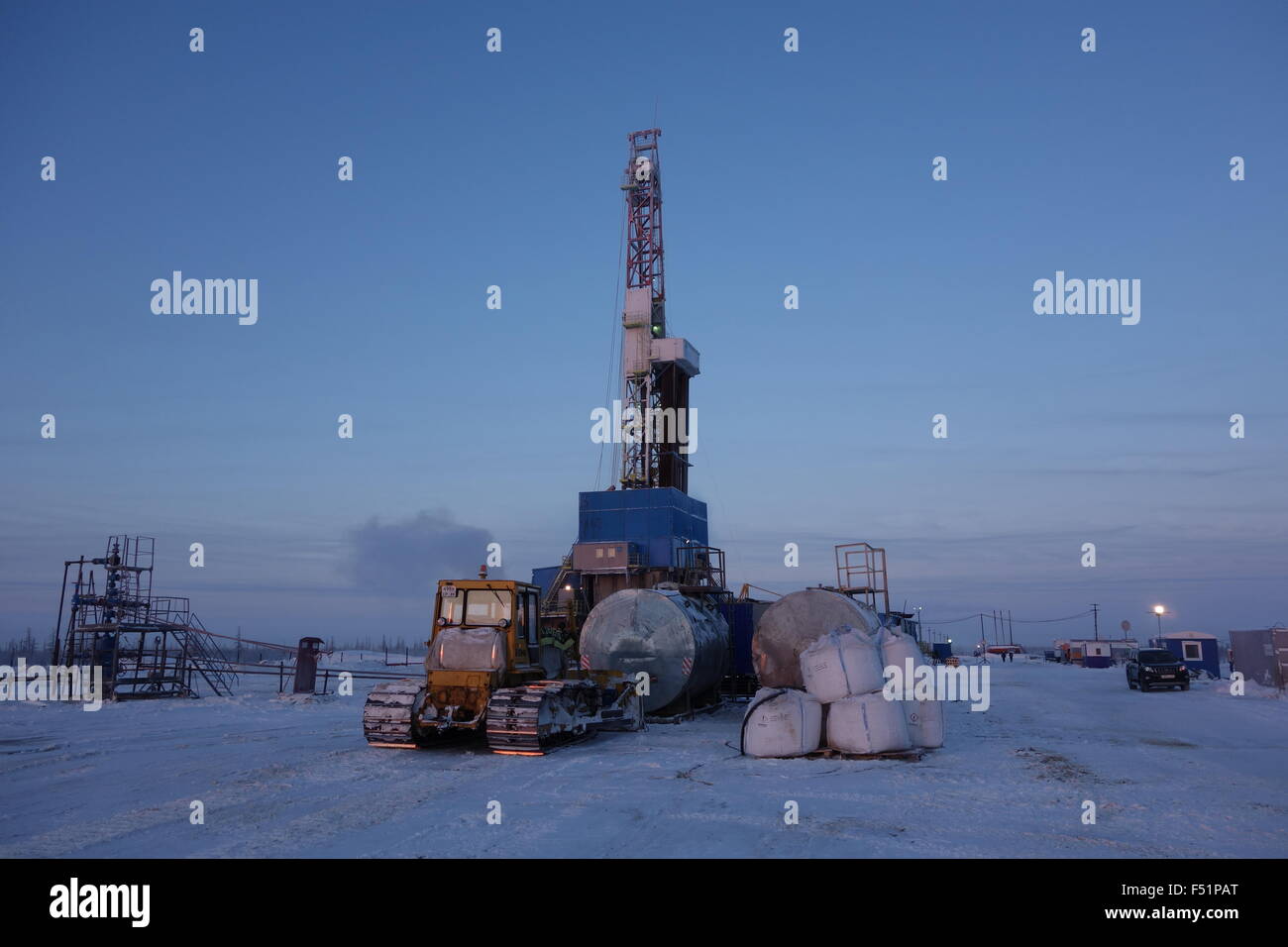 Drilling rig 27 at the Urengoy gas field near the city of Novy Urengoy, Russia, 03 December 2014. The Russian-German company Achimgaz extracts gas from depths of 4,000 metres for the European market. Photo: ULF MAUDER/dpa Stock Photo