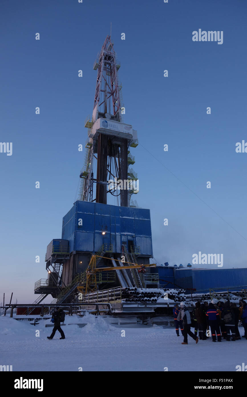 Drilling rig 27 at the Urengoy gas field near the city of Novy Urengoy, Russia, 03 December 2014. The Russian-German company Achimgaz extracts gas from depths of 4,000 metres for the European market. Photo: ULF MAUDER/dpa Stock Photo