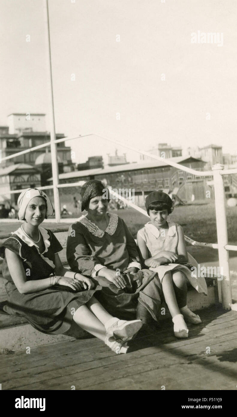 Women on beach 1930s hi-res stock photography and images - Alamy
