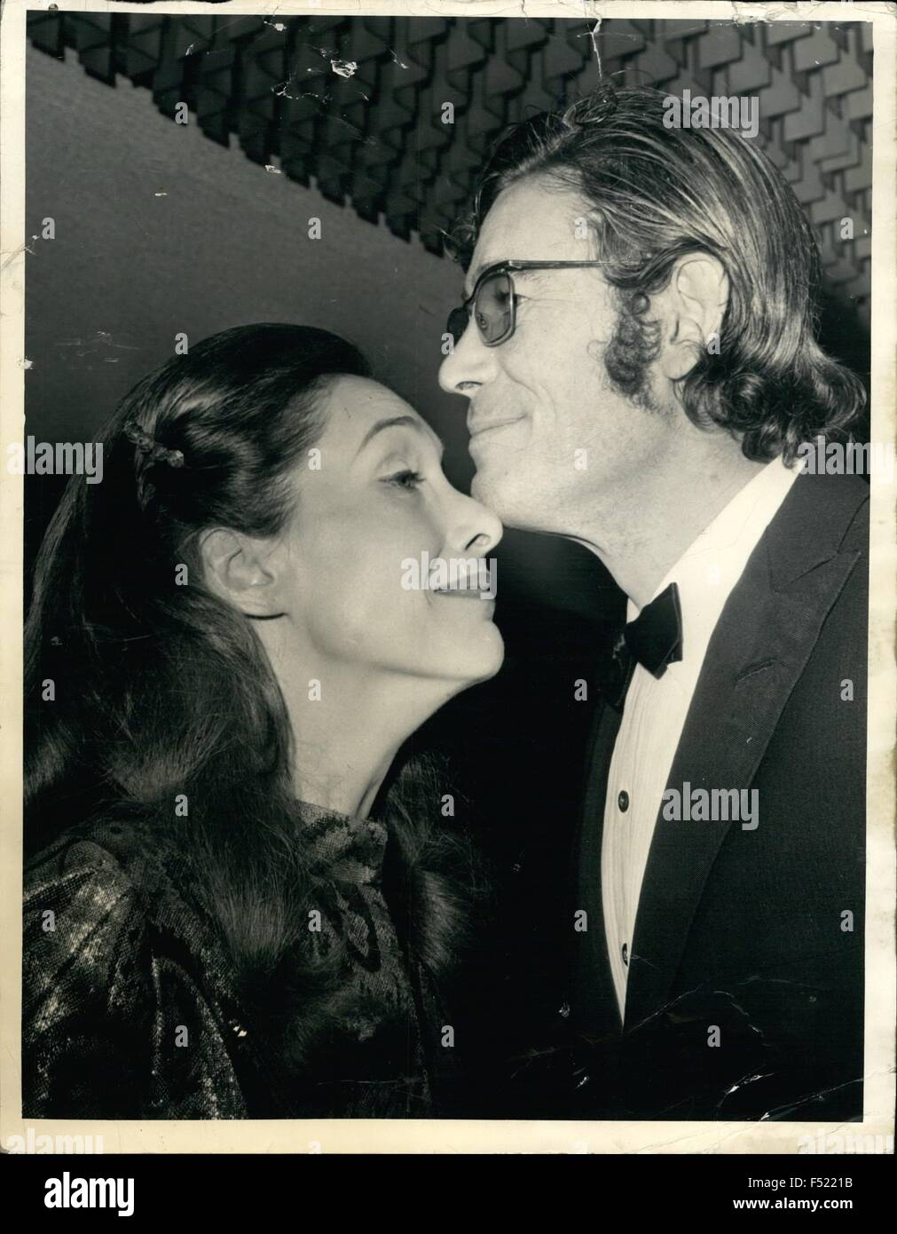 1972 - Murphy's War Premiere in London: Actor Peter O'Toole, kisses his wife, actress Sian Phillips During the Royal Charity Premiere of ''Murphy's War'' Held at the Odeon, Leicester Square, London, this evening, January 13. H.R.H. Princess Alexandra attend the Premiere which was held in Ain of the Royal Commonwealth Society for the blind. The film star Peter O'Toole, Sian Phillips French actor Philippe Noiret and Germany's Horst Janson in the Principal roles. © Keystone Pictures USA/ZUMAPRESS.com/Alamy Live News Stock Photo