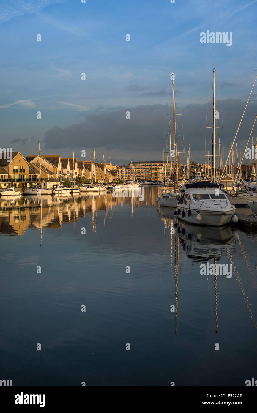 Yachts and luxury homes at Port Solent marina Stock Photo