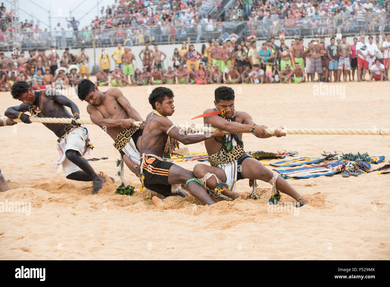 Palmas, Tocantins State, Brazil. 25th October, 2015. An indigenous tug of war team strains on the rope at the International Indigenous Games, in the city of Palmas, Tocantins State, Brazil. Credit:  Sue Cunningham Photographic/Alamy Live News Stock Photo